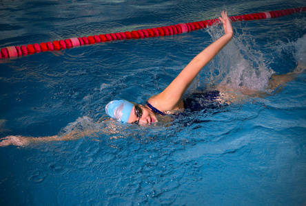年轻女子游泳运动员