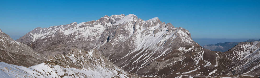 西班牙坎塔布里亚尖山冬季景观