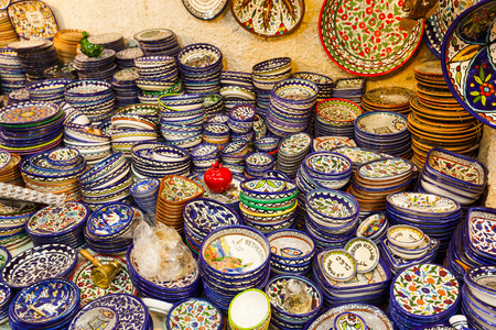 传统的交易在以色列耶路撒冷旧城陶器店