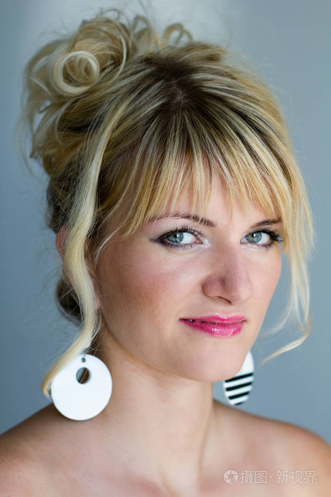 白种人微笑的美女在灰色的肖像