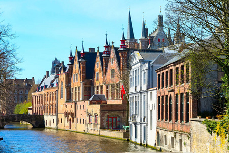 风景秀丽的景观，如房屋 桥梁和绿色的运河，在比利时的布鲁日，Groenerei