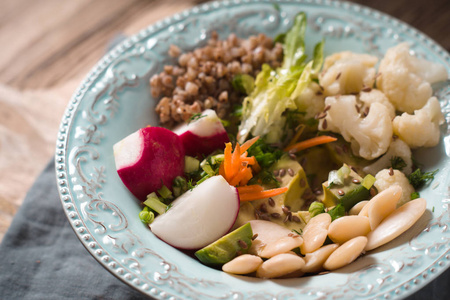 健康的沙拉，蔬菜在陶瓷板和荞麦