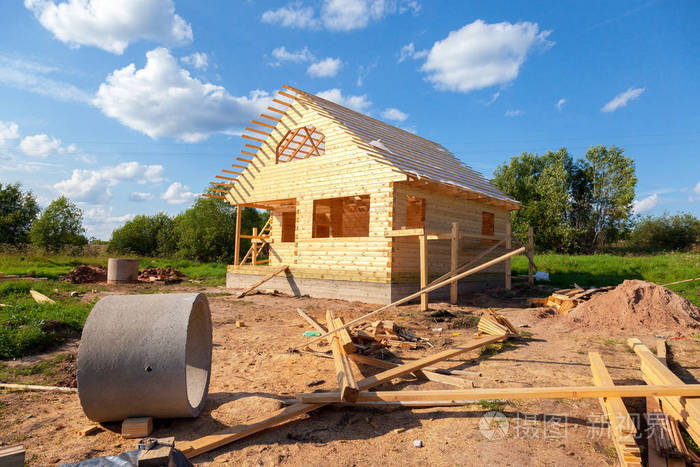 建设的新的木制房子夏天阳光灿烂的日子