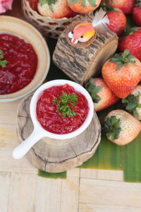 草莓酱是美味与新鲜草莓