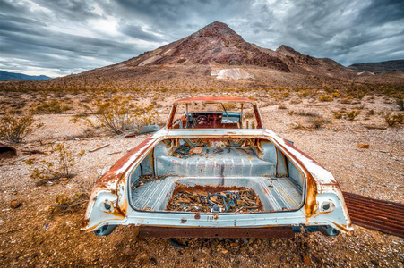 死亡谷附近的废弃的车图片