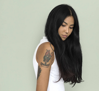 黑色和白色轮廓翅膀纹身布鲁内特在触摸她的腰构成完整的身体简易侧