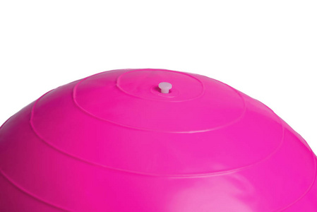粉红色的健身球，孤立的白色背景上的特写
