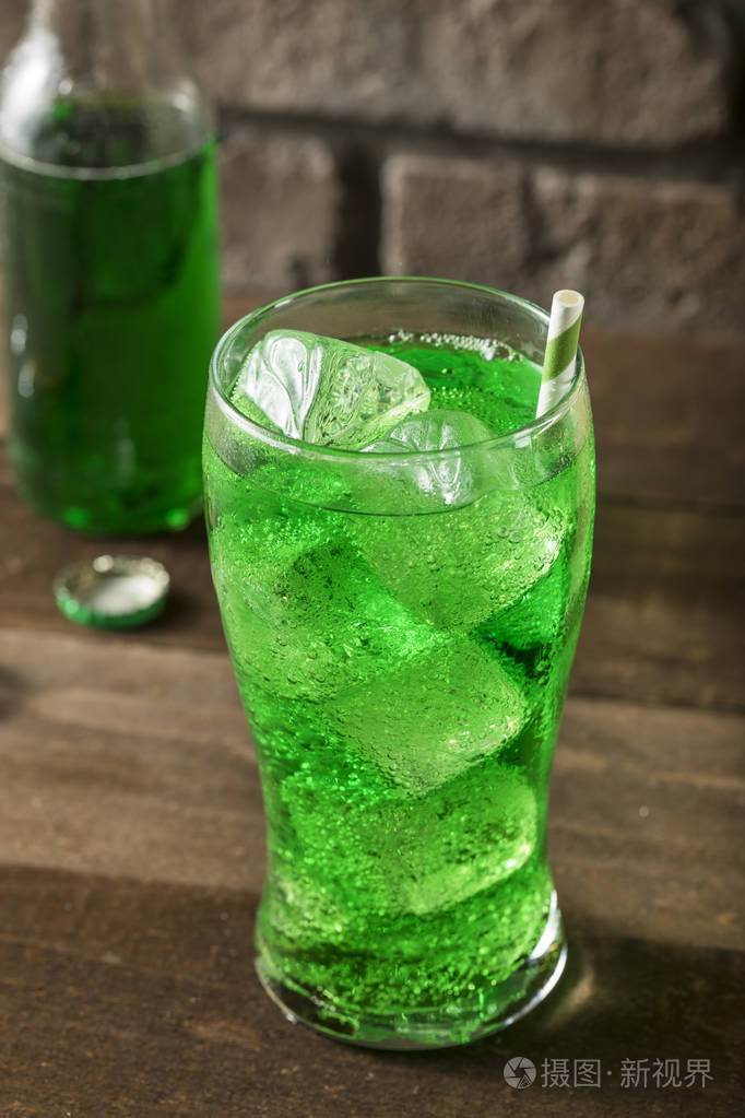 清新绿色石灰苏打汽水