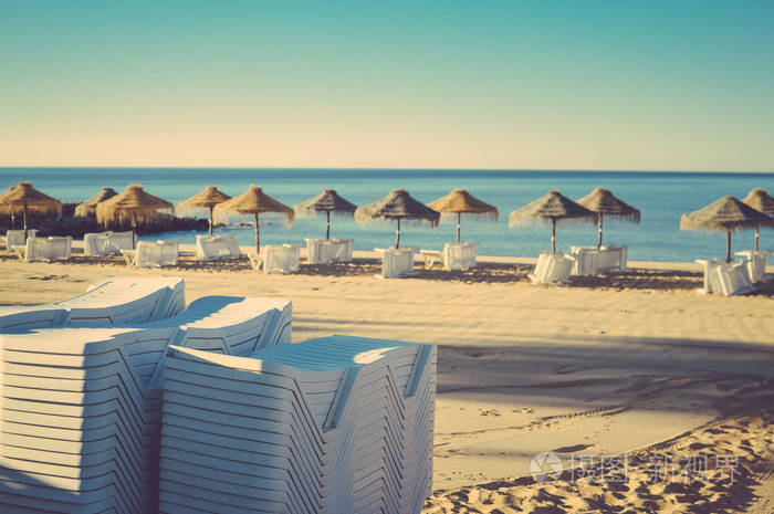 假日和职业形象与海滩休息室和阳伞海洋海户外阳光背景