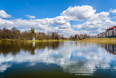春天的城市公园和池塘视图