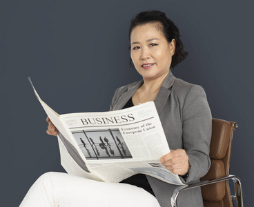 亚洲女人读报纸