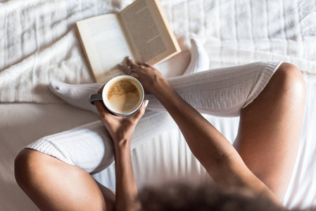 读一本书，喝咖啡与袜子床上的女人