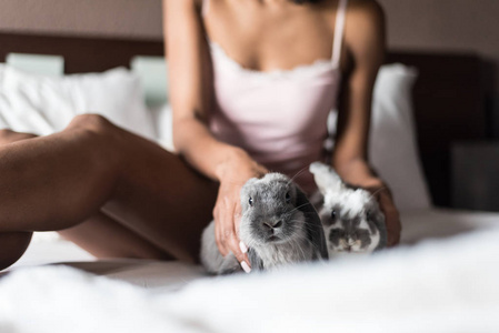 玩小兔子在床上的女人
