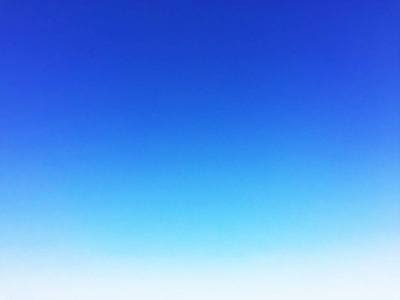 蓝色天空背景和空白空间图片