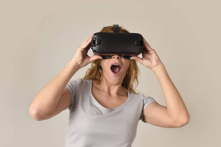 有魅力的金发碧眼女人戴着耳机 Vr 虚拟现实视觉护目镜看视频