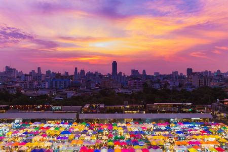 美丽的夕阳的天空鸟瞰城市周末市场与中央商业区