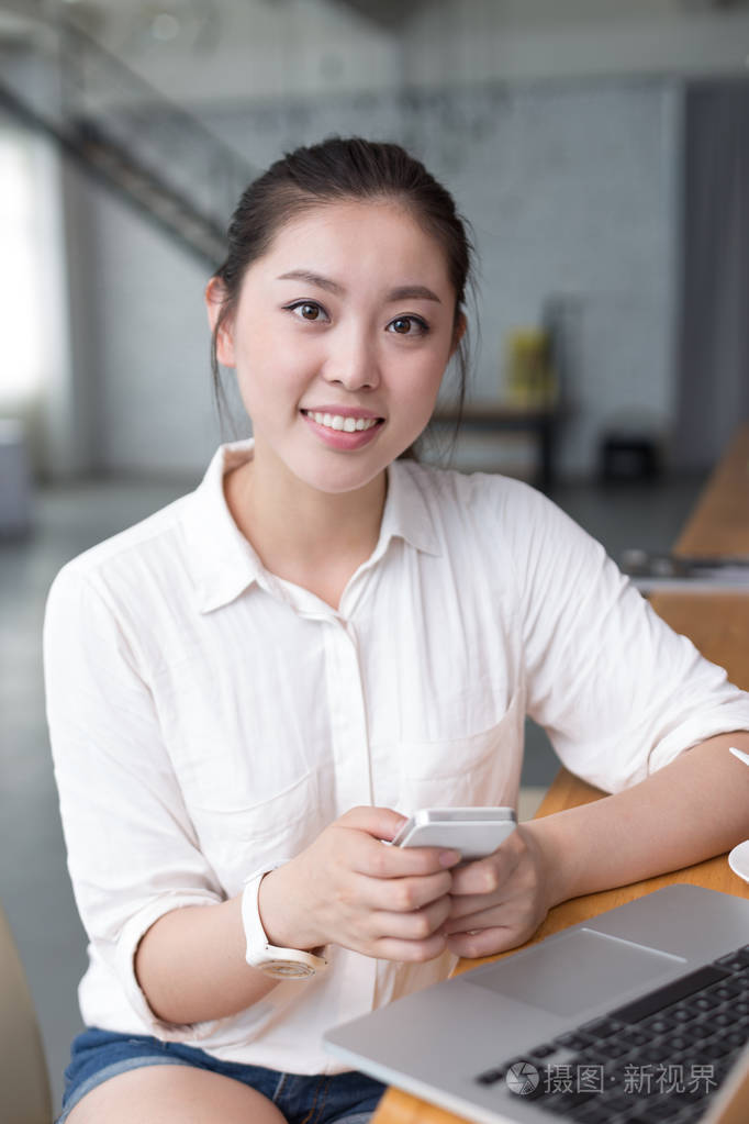 年轻漂亮的女人在办公室休息
