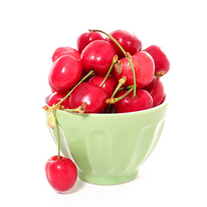 成熟的樱桃浆果在碗里