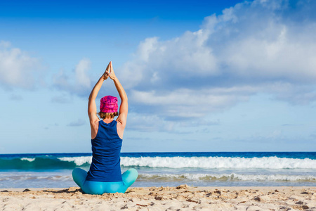 练习瑜伽在海滩上的有禅 健康和豌豆的年轻女人