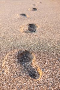 在日落沙滩的脚印