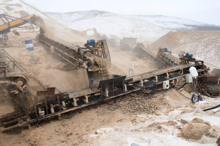 工业现场金矿开采洗煤厂座金矿的卡尔古利卡通有趣的挖土机白色背景