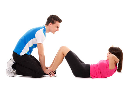 男性做仰卧起坐健身房图片