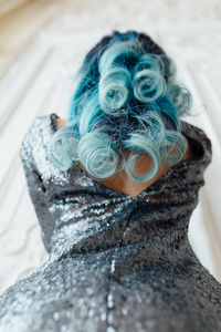 时尚的华丽的女孩与蓝染过的头发长的画像。美丽的鸡尾酒晚礼服