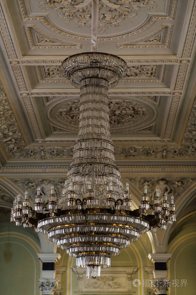 大复古水晶吊灯在宫殿里.在天花板上灰泥