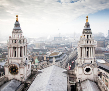 屋顶俯瞰伦敦雾日从圣保禄大教堂