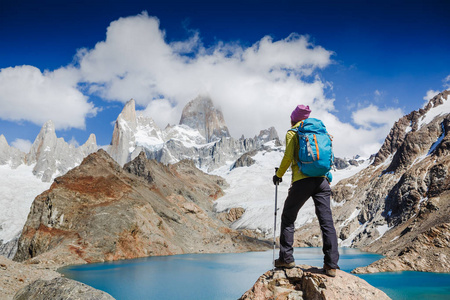 冒险旅行享受菲茨罗伊山，巴塔哥尼亚，阿根廷的视图。登山体育生活方式的概念