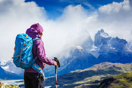 女人旅行背包徒步旅行在山上。登山体育生活方式的概念