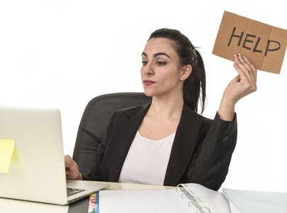 拉丁女人迹象帮助绝望痛苦坐在办公室的笔记本电脑工作压力