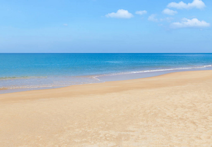 空的热带沙滩和蓝色的大海照片