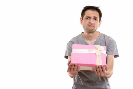工作室拍摄的悲哀的年轻人给准备情人节礼品盒