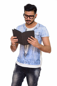年轻英俊的印度男人读的书