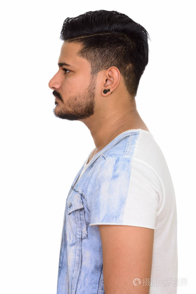 年轻英俊的印度男人的侧视图