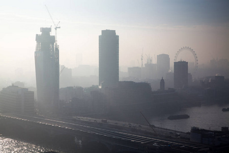屋顶俯瞰伦敦雾日从圣保禄大教堂拉丁美洲男性徒步旅