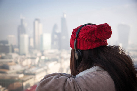 女游客在伦敦的圣保罗大教堂