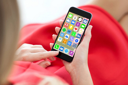 女人红衣服拿着电话与主屏幕图标的应用程序