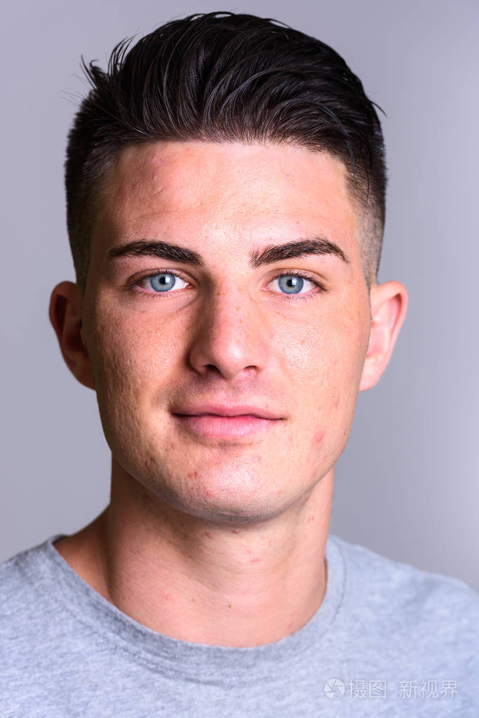 年轻英俊的男人的脸