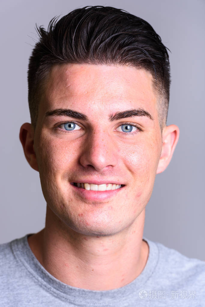 年轻快乐英俊的男人微笑的脸