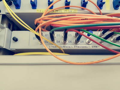 光纤电缆插入交换机的特写照片