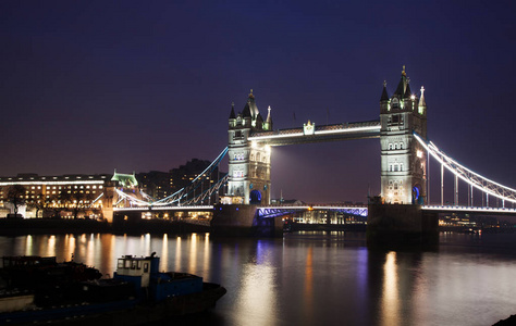 伦敦标志性塔桥照亮了夜间河上