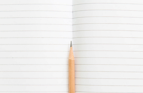 用铅笔在木桌子上，经营理念的空白笔记本