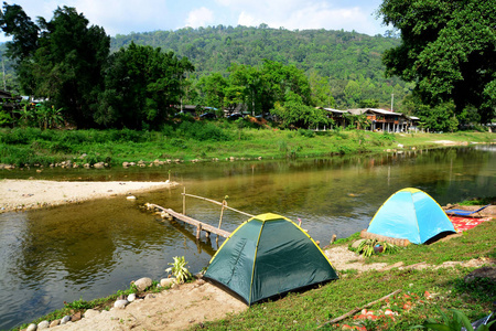 旅游帐篷在营地内水道