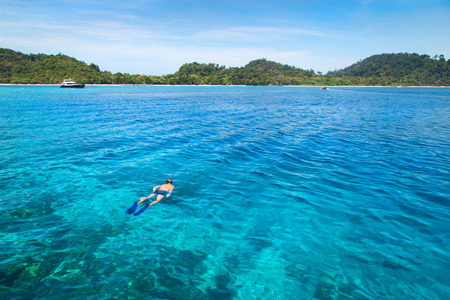 在 Koh 韩国，泰国安达曼海浮潜