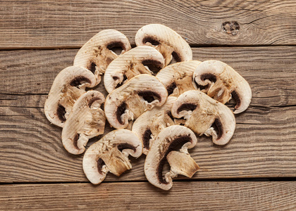 老木板上的蘑菇片