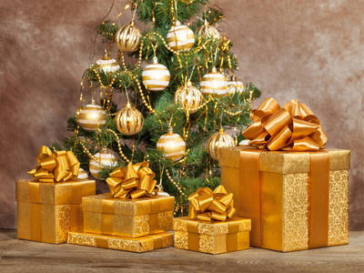 圣诞礼物盒和绿色圣诞树