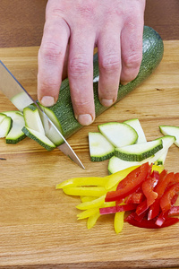 厨师切黄瓜洋葱系列充分烹饪食物食谱