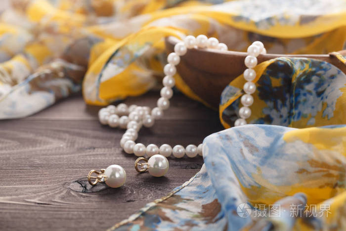 木桌上放着的珍珠首饰